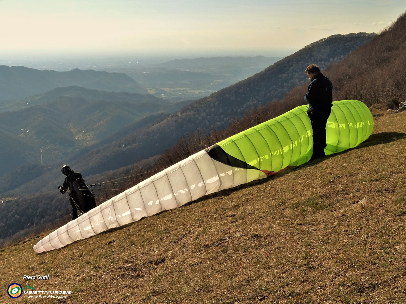 13 Dalla radura prativa prendono il volo oggi molti parapendio.JPG